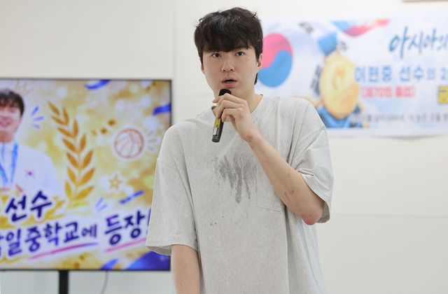 삼일중 농구부 학생들에게 조언하는 이현중 선수