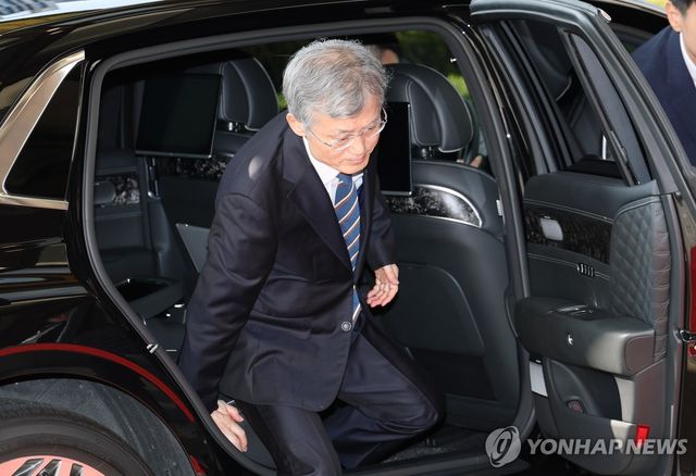 출근하는 조희대 대법원장