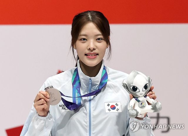 은메달 목에 건 박지희
