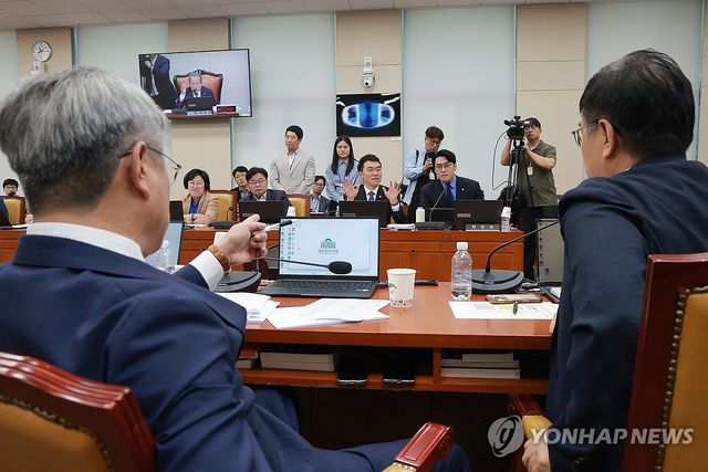 설전 벌이는 한준호 과방위 간사와 국민의힘 김장겸 의원
