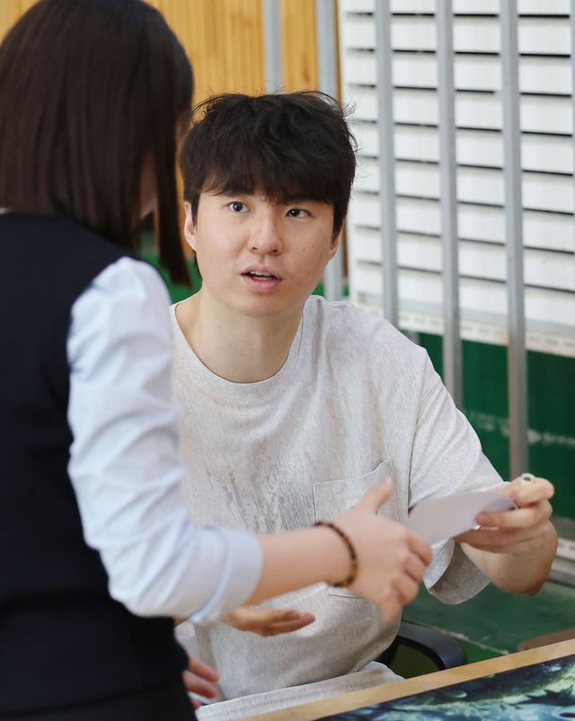 이현중 선수가 삼일고 학생에게 사인하는 모습. 