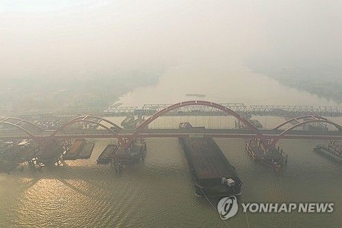 산불로 연기에 휩싸인 인도네시아 수마트라섬 무시강