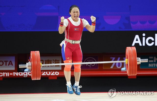 세계 신기록으로 금메달 획득하는 북한 리성금