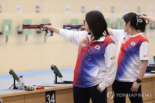 훈련하는 김보미와 추가은