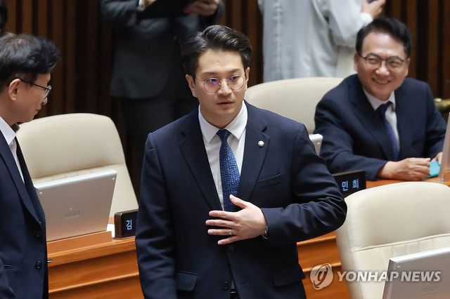 본회의 참석한 민주당 전용기 의원