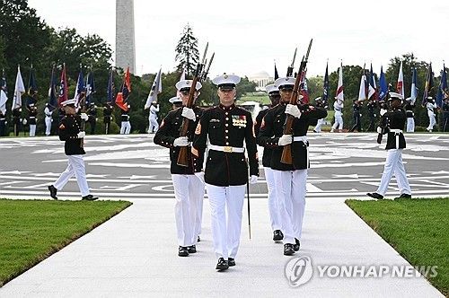 해병대 무언 소총 제식 시범