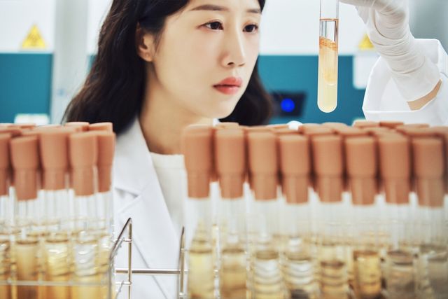 코스맥스 판교 R&I센터에서 일하고 있는 연구원