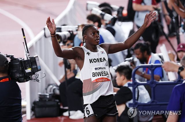 손 흔드는 비웨사 다니엘 가사마