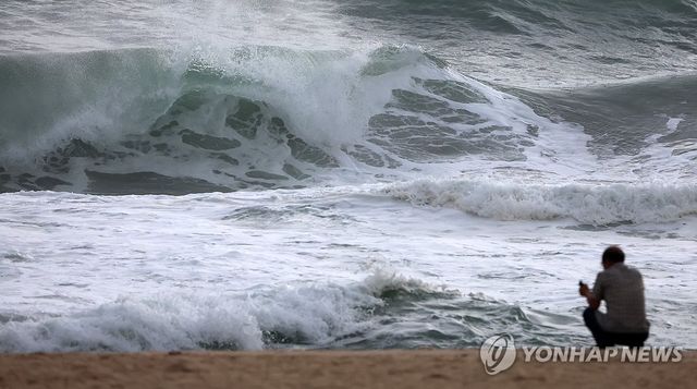 경포해변에 밀려드는 파도