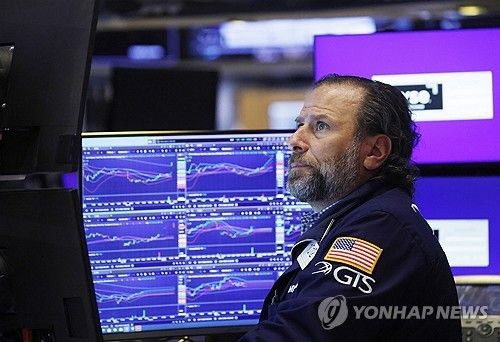 뉴욕증권거래소(NYSE)에서 일하는 트레이더들