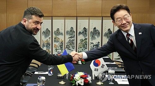 이재명 대통령과 젤렌스키 대통령(앙카라=연합뉴스) 김도훈 기자 = 이재명 대통령과 볼로디미르 젤렌스키 우크라이나 대통령이 8일(현지시간) 튀르키예 앙카라 한 호텔에서 정상회담에 앞서 악수하고 있다. 2026.7.8 superdoo82@yna.co.kr