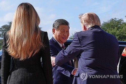 시진핑 '툭툭'치며 환영하는 트럼프