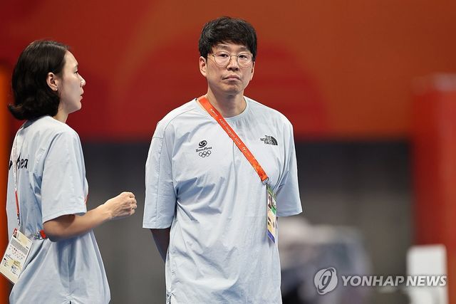 경기장 들어선 김효열 수영 국가대표팀 총감독