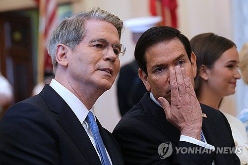 베선트 미 재무장관(왼쪽)