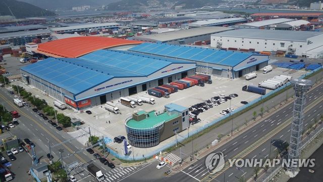 한국해양진흥공사로부터 약 200억원의 정책금융지원을 받은 부산항 신항 웅동 배후단지 동방웅동물류센터 개장