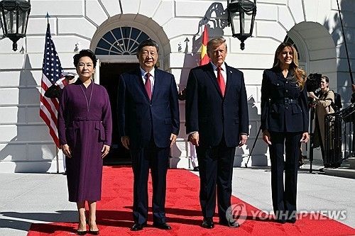 백악관에서 차담 전 사진촬영하는 트럼프 대통령 부부와 시진핑 주석 부부