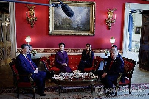 차담회하는 트럼프·시진핑 부부 