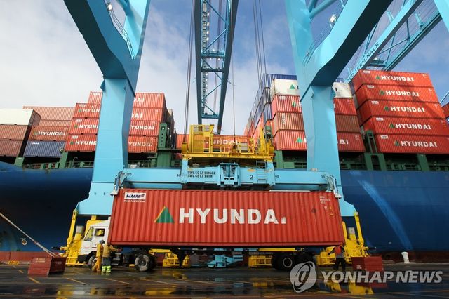 미국 로스앤젤레스항에서 현대상선 컨테이너를 싣는 트레일러