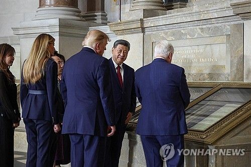 미국 워싱턴DC 국립문서기록관리청에서 미국 헌법 원본을 관람하는 미중 정상 부부