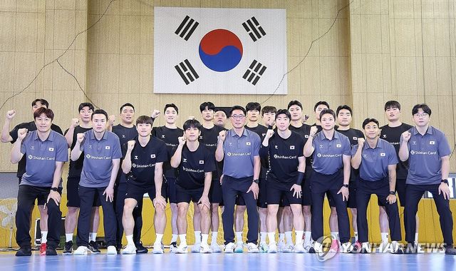 기념촬영하는 남자 핸드볼 대표팀