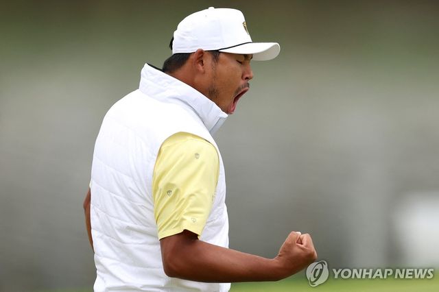 대회 둘째날 포섬 경기에서 승리한 김시우