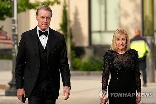 백악관 국빈만찬에 참석하는 데이비드 퍼듀(왼쪽) 중국 주재 미국 대사와 그의 부인