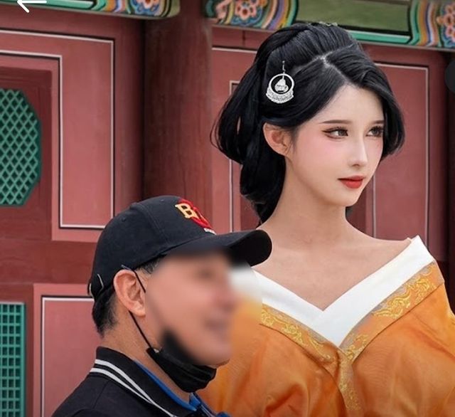 키가 커 어디서든 눈에 띄는 중국 여성이 경복궁에서 관광객과 사진 촬영을 하는 모습 [SNS 캡처]