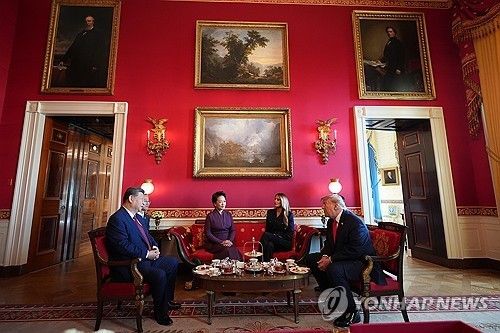 백악관 레드룸에서 차담 나누는 미중 정상 부부