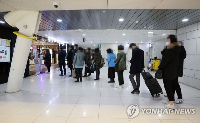 김포공항 식당 이용 위해 줄 선 이용객들