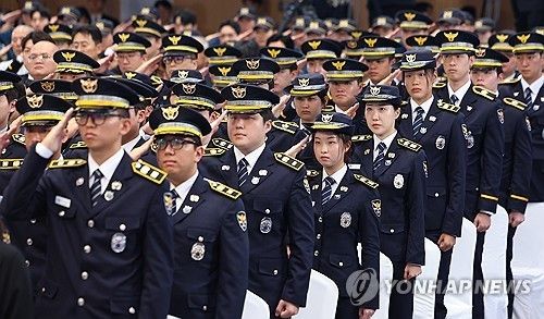 경례하는 경찰