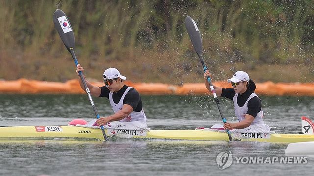 결승선 향해 질주하는 혼성 카약 최민규-선민주