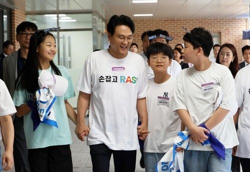 문예체 RAS(Reading·Art·Sports) 교육 중인 성남 하원초를 방문한 안민석 교육감