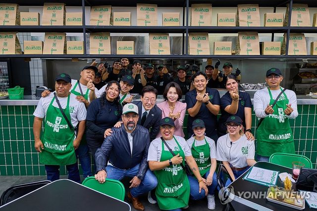 멕시코 시민들과 인사하는 이재명 대통령 부부