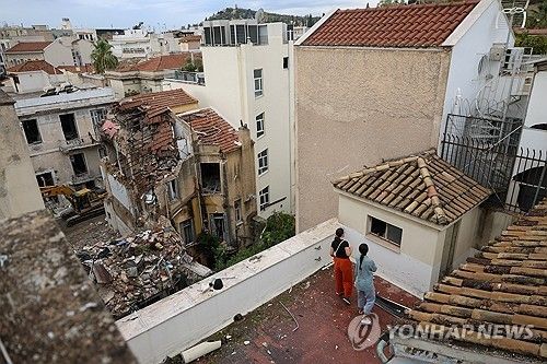 그리스 아테네의 유서 깊은 관광지구 플라카에서 가스 누출로 인한 폭발로 무너진 건물 [로이터 연합뉴스 자료사진. 재판매 및 DB 금지] 