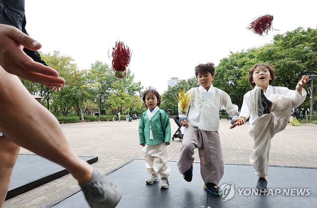 추석 한옥마을 찾은 시민들