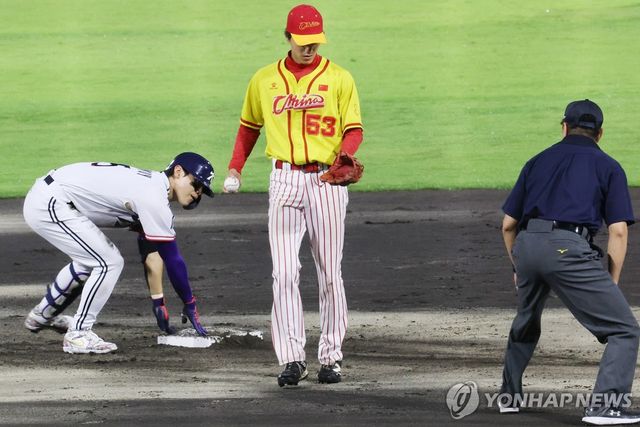 2루타 후 슬라이딩한 김도영과 고교 후배이자 중국 대표팀 내야수 리옌언