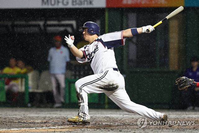 2루타 치는 노시환