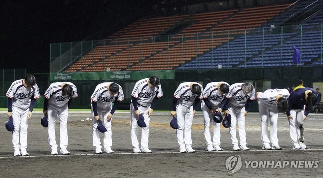 관중석 향해 인사하는 감독과 코치진