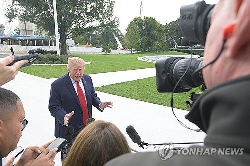 기자들 질문에 답하는 트럼프 대통령 