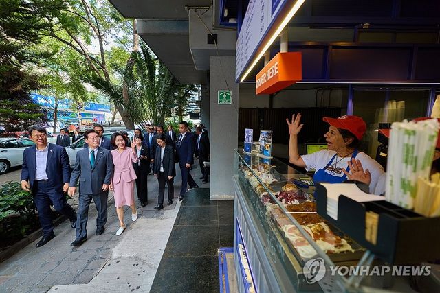 멕시코 시민들과 인사하는 이재명 대통령 부부