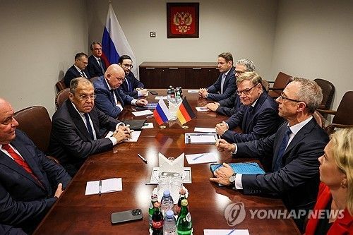 26일 유엔에서 회동한 라브로프(왼쪽에서 2번째) 러시아 외무장관과 바데풀(오른쪽에서 3번째) 독일 외무장관 [타스 연합뉴스. 재판매 및 DB 금지] 