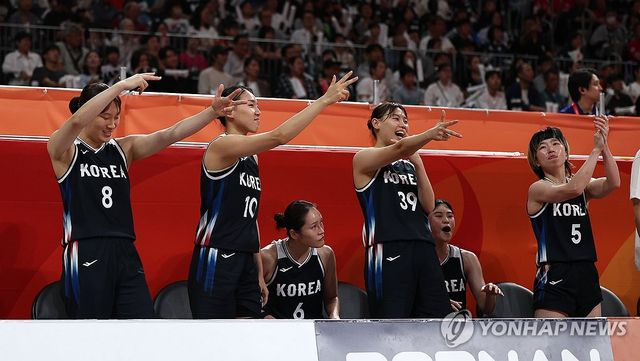 이해란 3점에 벤치 환호