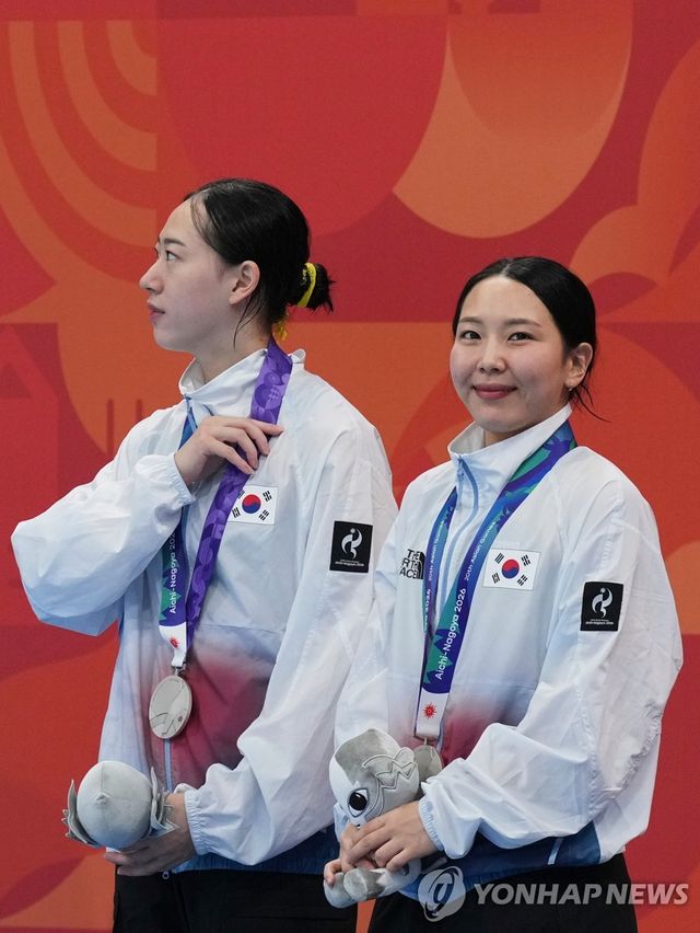 은메달을 목에 건 김수지(오른쪽)와 김나현