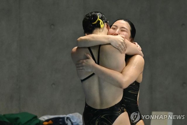 연기를 끝내고 포옹하는 김수지와 김나현