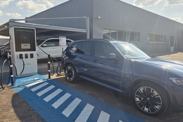 지난 22일(현지시간) 남아프리카공화국 요하네스버그 포웨이즈의 BMW 매장 앞에 설치된 전기차 충전시설에서 충전 중인 BMW 승용차 [촬영 나확진]