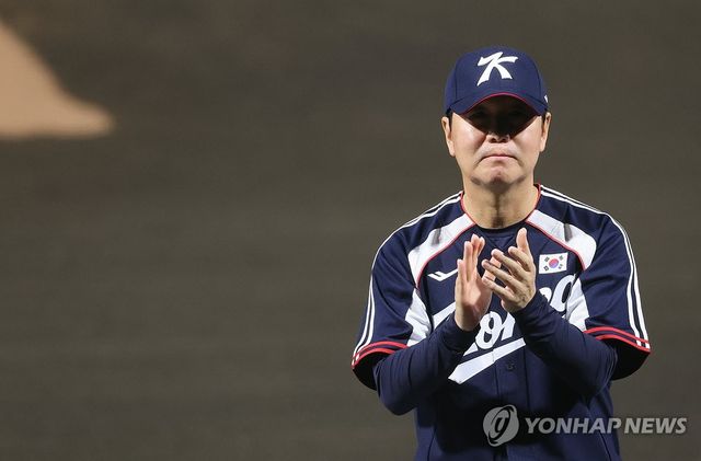 박수치는 류지현 감독