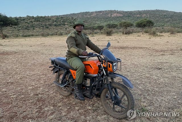케냐 마사이마라 야생동물보호구역에서 전기 오토바이를 타고 있는 순찰대원 조슈아 키자페씨 [AP 연합뉴스 자료사진. 재판매 및 DB 금지]