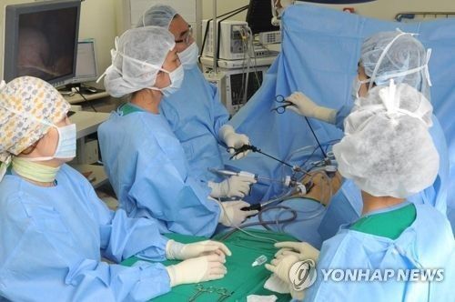 대학병원에서 위암 복강경 수술 장면 