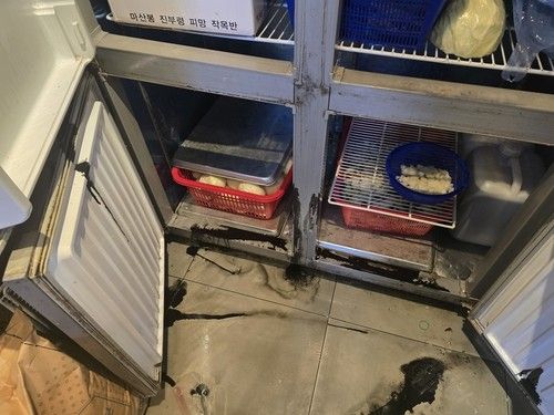 페인트 테러를 당한 중식당 내부