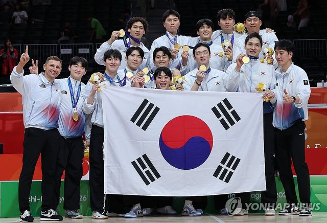 기념촬영하는 남자 농구 대표팀